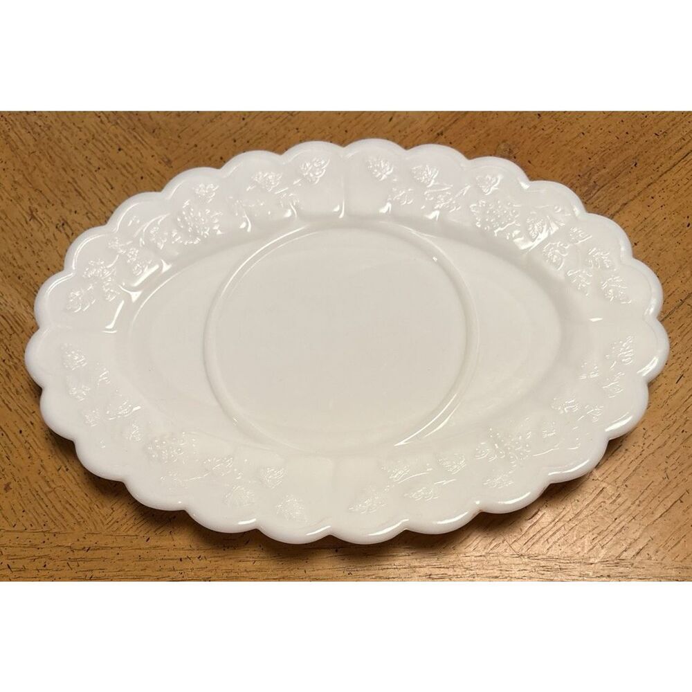 VINTAGE WESTMORELAND WHITE MILK GLASS‎ PANELED GRAPE SAUCER/PLATTER